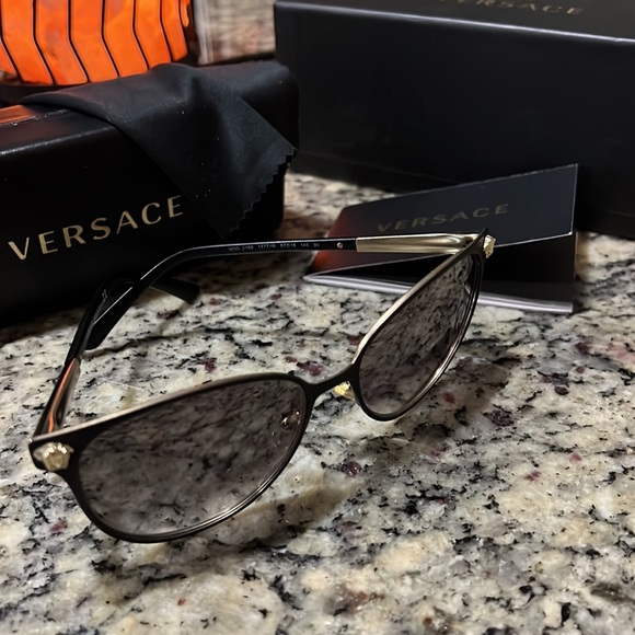 Versace sunglasses . No scratches - Picture 4 of 4